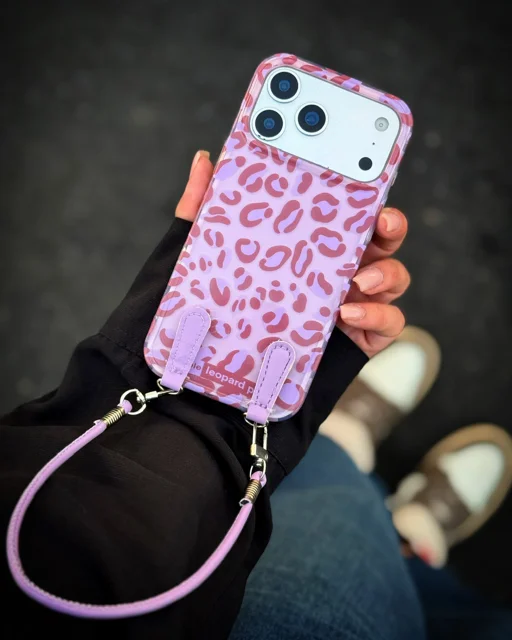 قاب گوشی دخترانه طرح پلنگی بنفش آیفون (با بند مچی) | جسور، شیک و کاربردی!